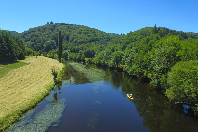Canoë en groupe vu du ciel